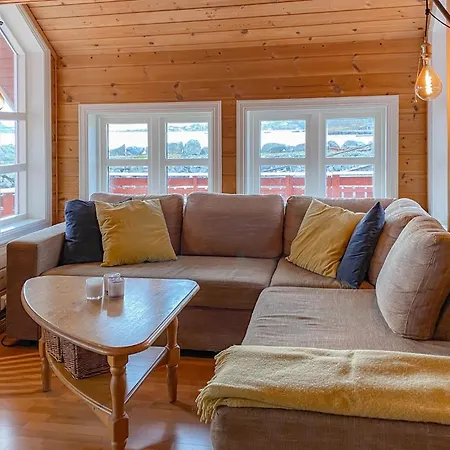4 Bedroom Lovely In Leinoya Feriehus