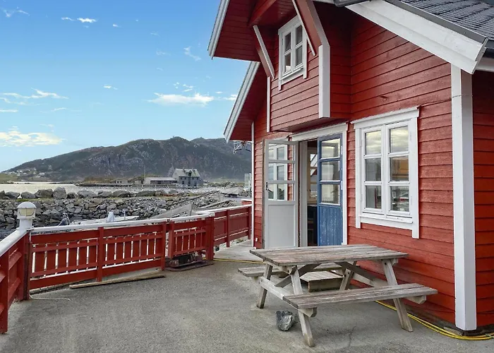 4 Bedroom Lovely In Leinoya Feriehus *