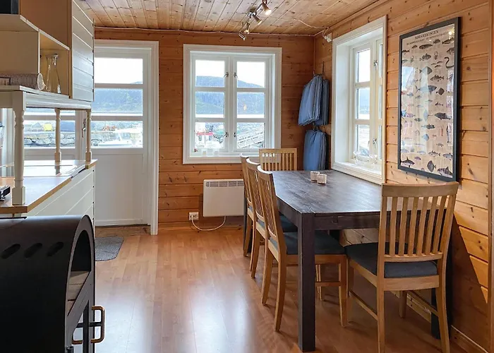 Ferienhaus 4 Bedroom Lovely In Leinoya Fosnavåg