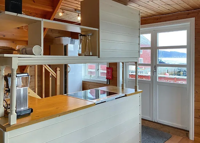 4 Bedroom Lovely In Leinoya Feriehus Fosnavåg