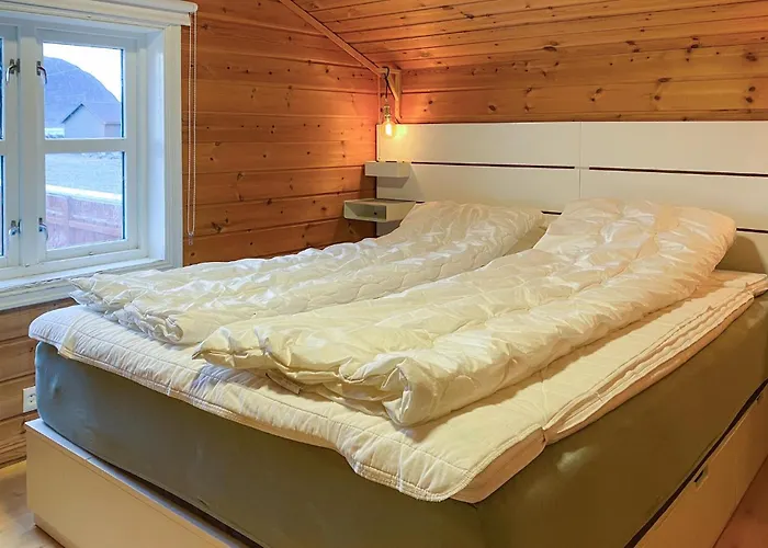 4 Bedroom Lovely In Leinoya Feriehus