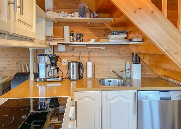 4 Bedroom Lovely In Leinoya Feriehus
