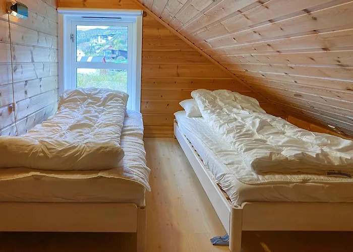 Ferienhaus 4 Bedroom Lovely In Leinoya *