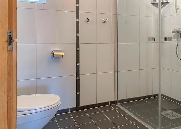 4 Bedroom Lovely In Leinoya Fosnavåg